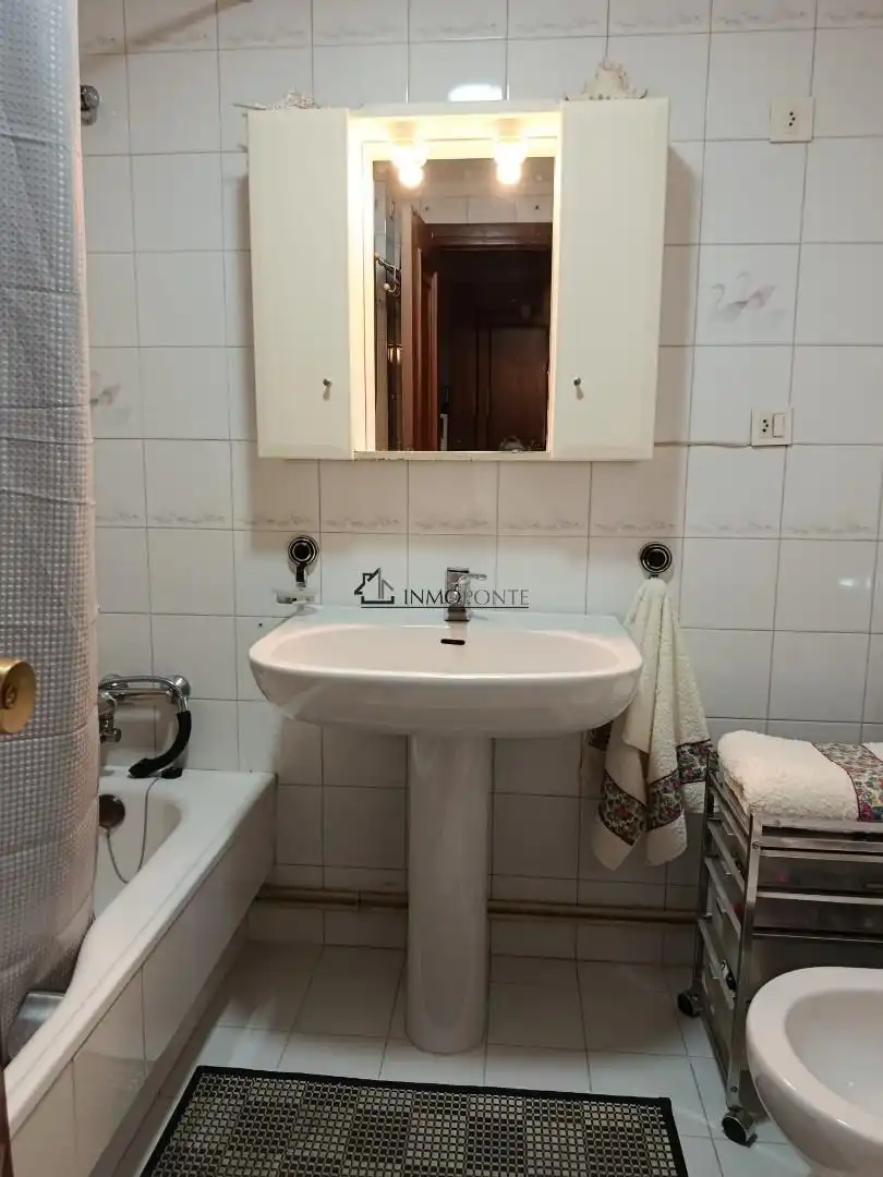 Bathroom of Flat for sale in Pontevedra Capital   with Heating and Storage room