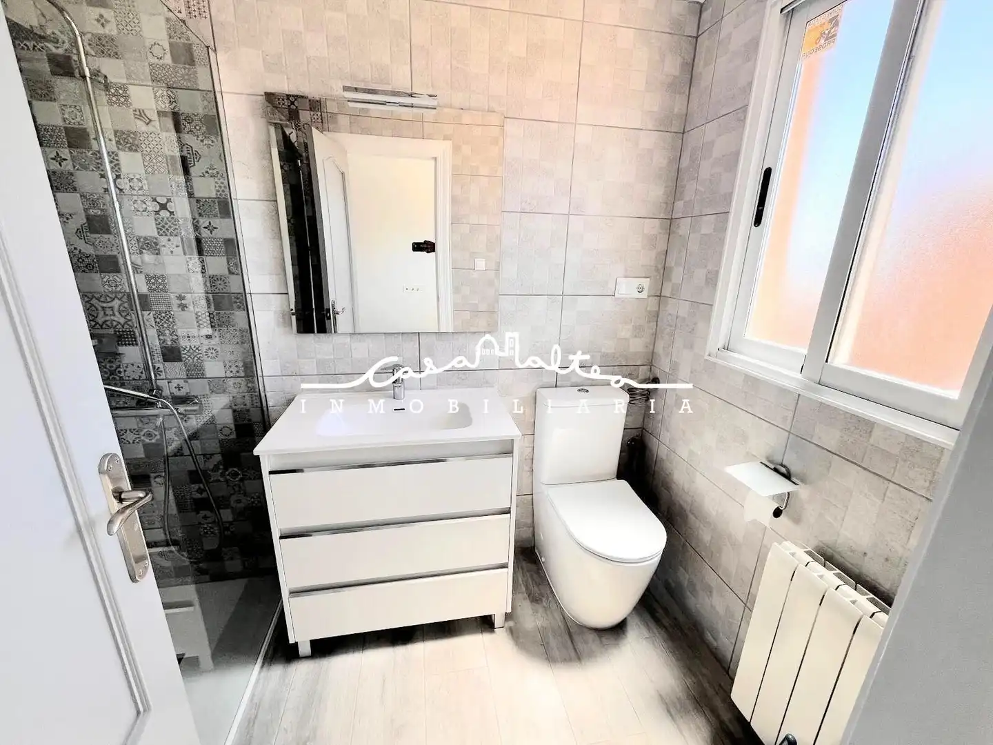 Bany de Apartament en venda en Benidorm amb Aire condicionat, Calefacció i Jardí privat