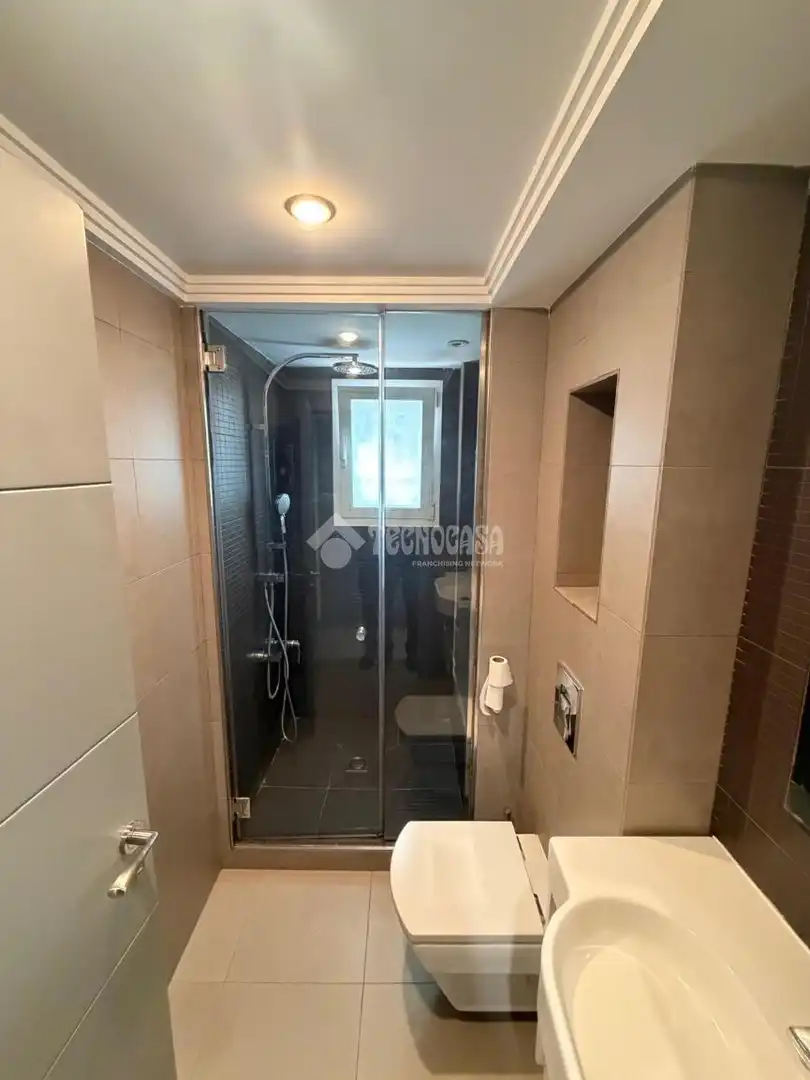 Bathroom of Flat for rent in Madrid  with Air Conditioner and Heating