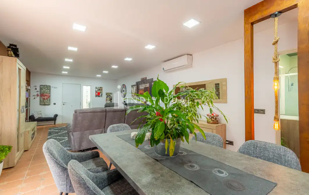 Menjador de Casa o xalet en venda en Santa Eulàlia de Ronçana amb Aire condicionat, Jardí privat i Parquet