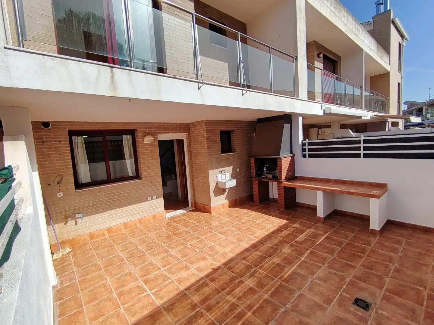 Terrasse von Einfamilien-Reihenhaus zum Verkauf in Oropesa del Mar / Orpesa mit Terrasse, Abstellraum und Ofen