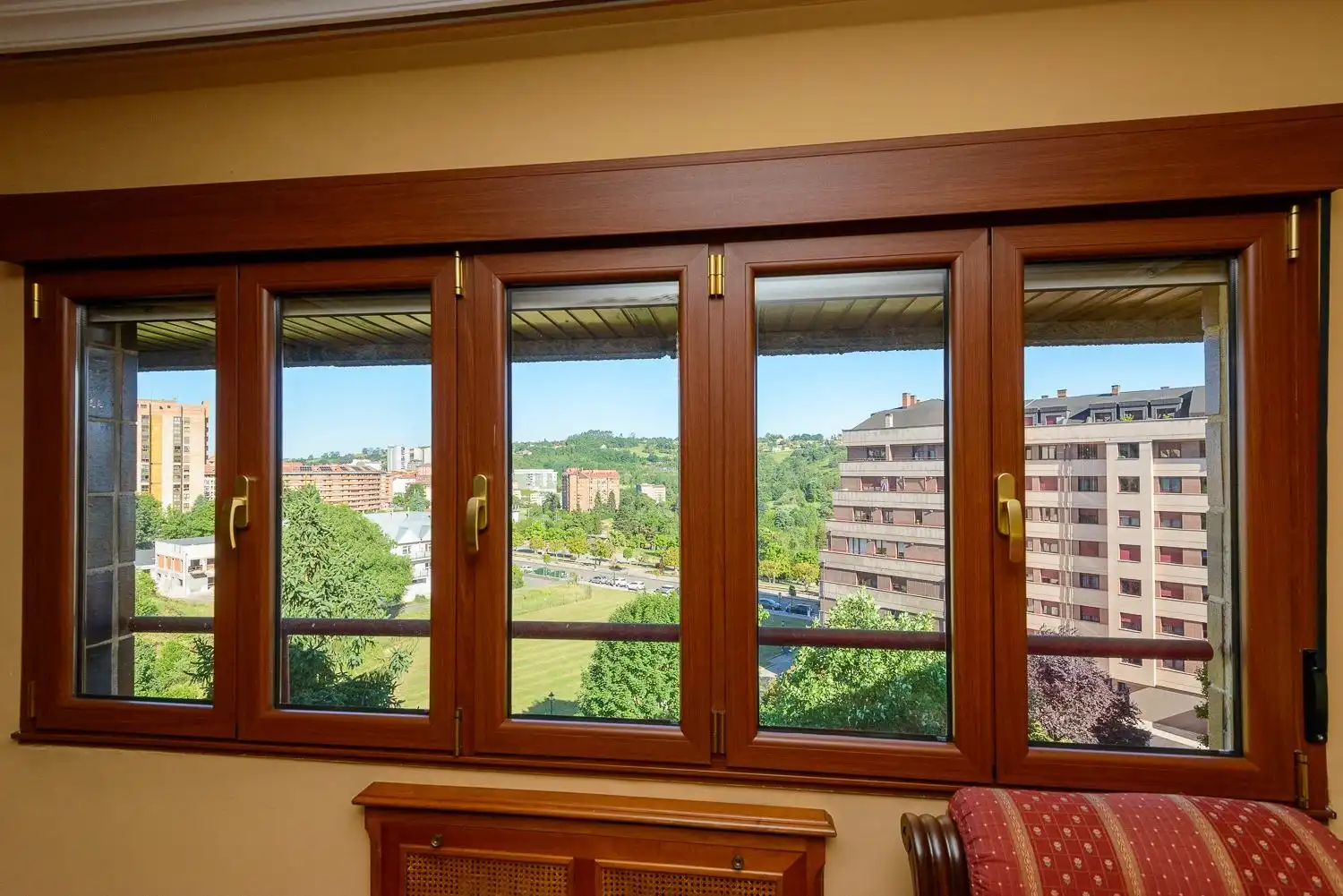 Dormitori de Pis en venda en Oviedo  amb Calefacció, Terrassa i Traster