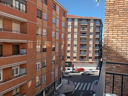 Exterior view of Flat for sale in Salamanca Capital  with Terrace and Balcony