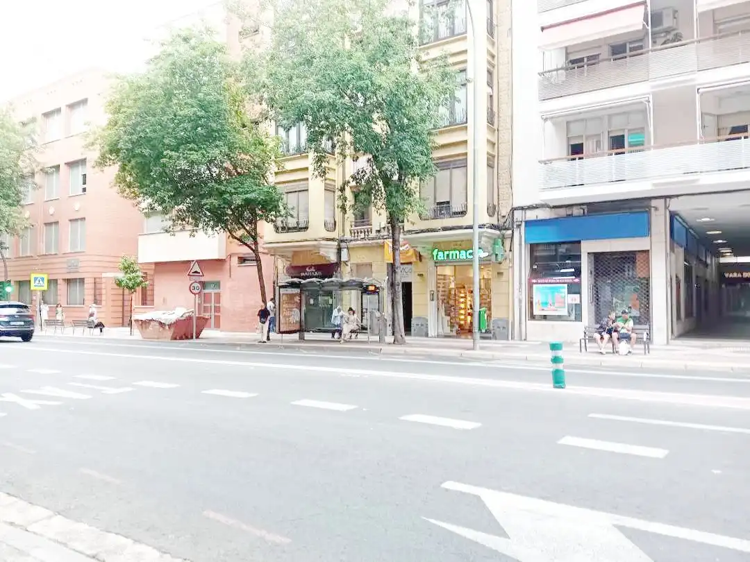 Vista exterior de Local de alquiler en  Logroño
