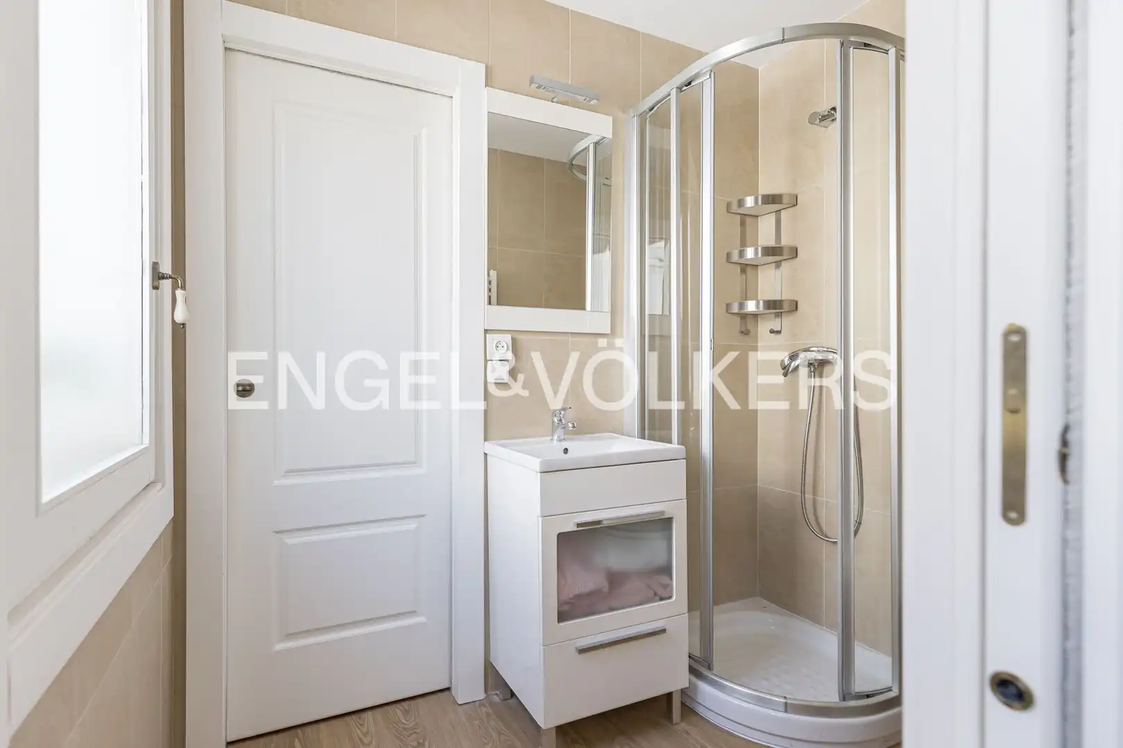 Bathroom of Flat for rent in Madrid  with Air Conditioner, Heating and Balcony