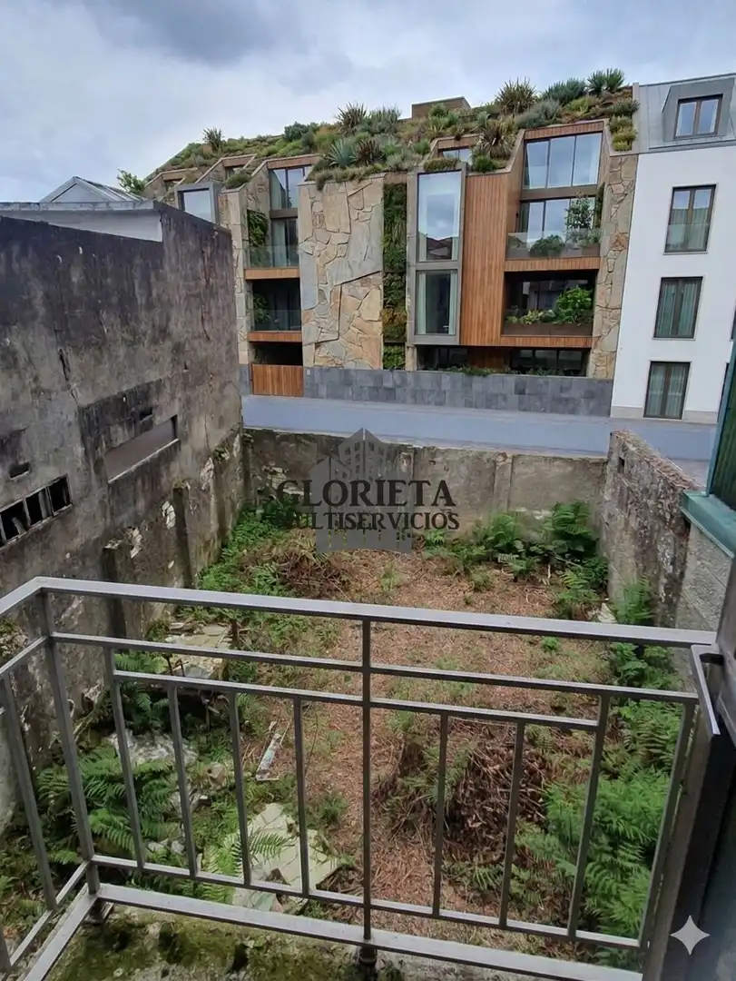 Jardí de Casa adosada en venda en Vigo  amb Calefacció, Terrassa i Traster