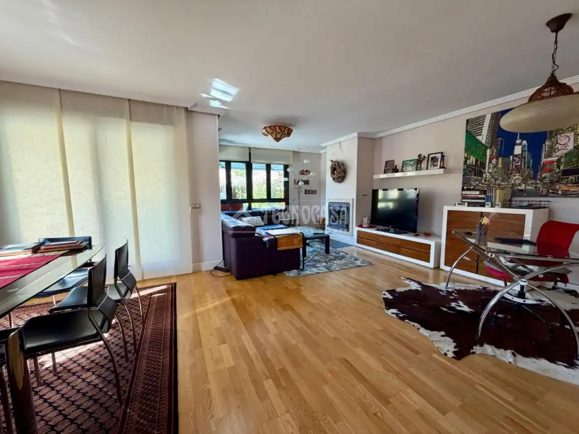 Sala d'estar de Casa adosada en venda en Villanueva de la Cañada amb Aire condicionat, Calefacció i Jardí privat