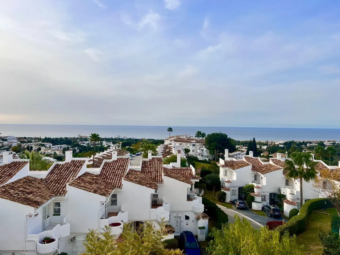 Vista exterior de Casa adosada en venda en Mijas amb Jardí privat, Terrassa i Traster