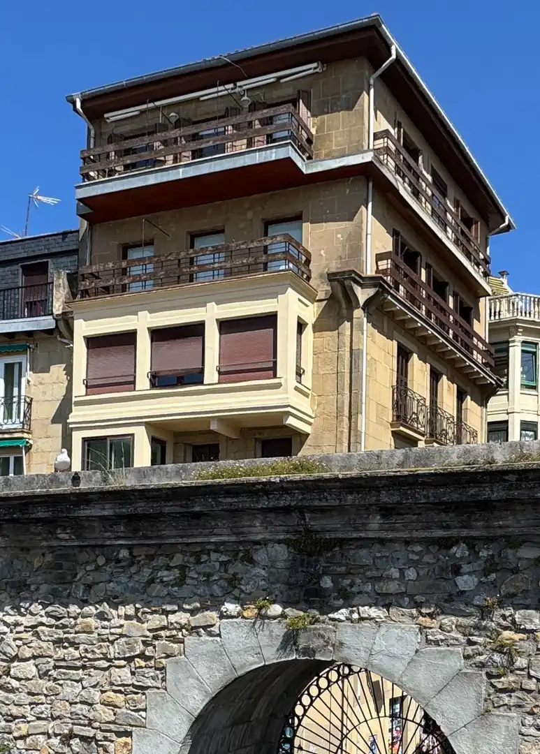 Vista exterior de Àtic en venda en Donostia - San Sebastián  amb Calefacció, Terrassa i Traster