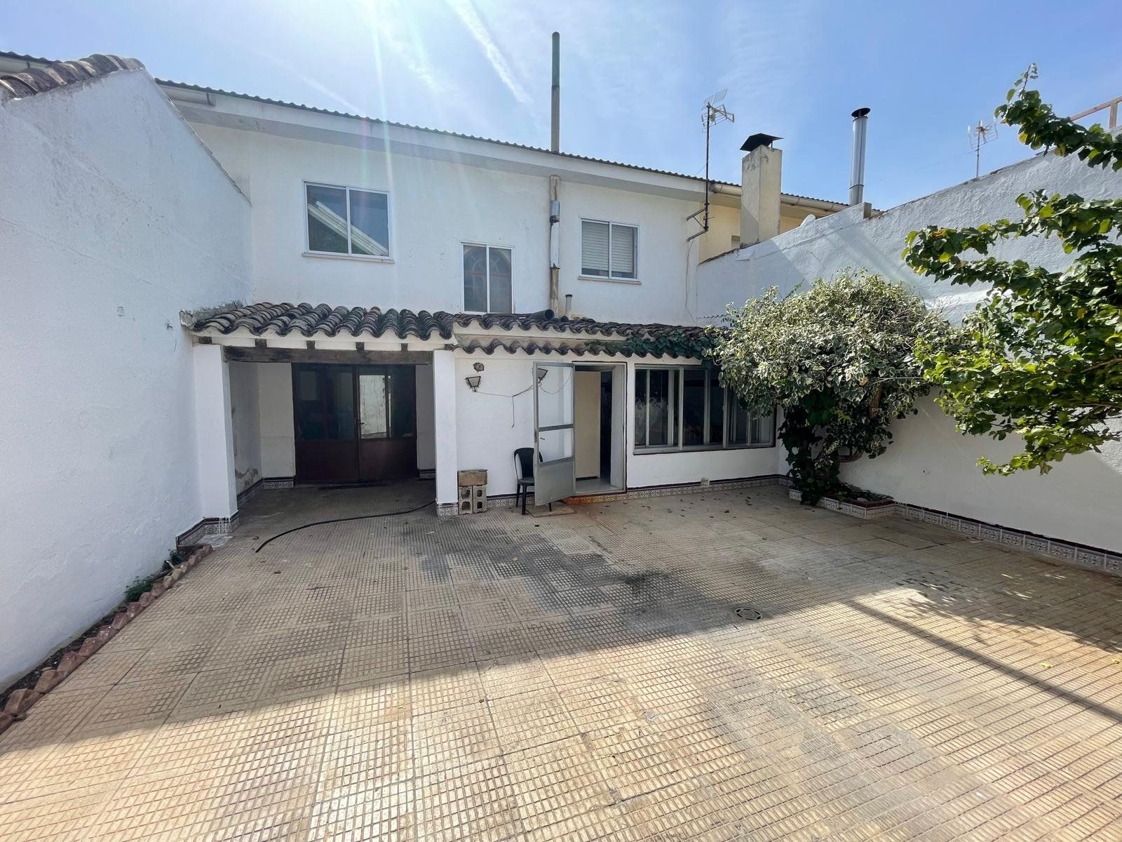 Vista exterior de Casa adosada en venda en Quintanar de la Orden amb Calefacció, Jardí privat i Parquet