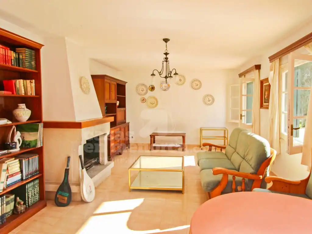 Sala de estar de Finca rústica en venta en Ferreries con Aire acondicionado, Calefacción y Jardín privado