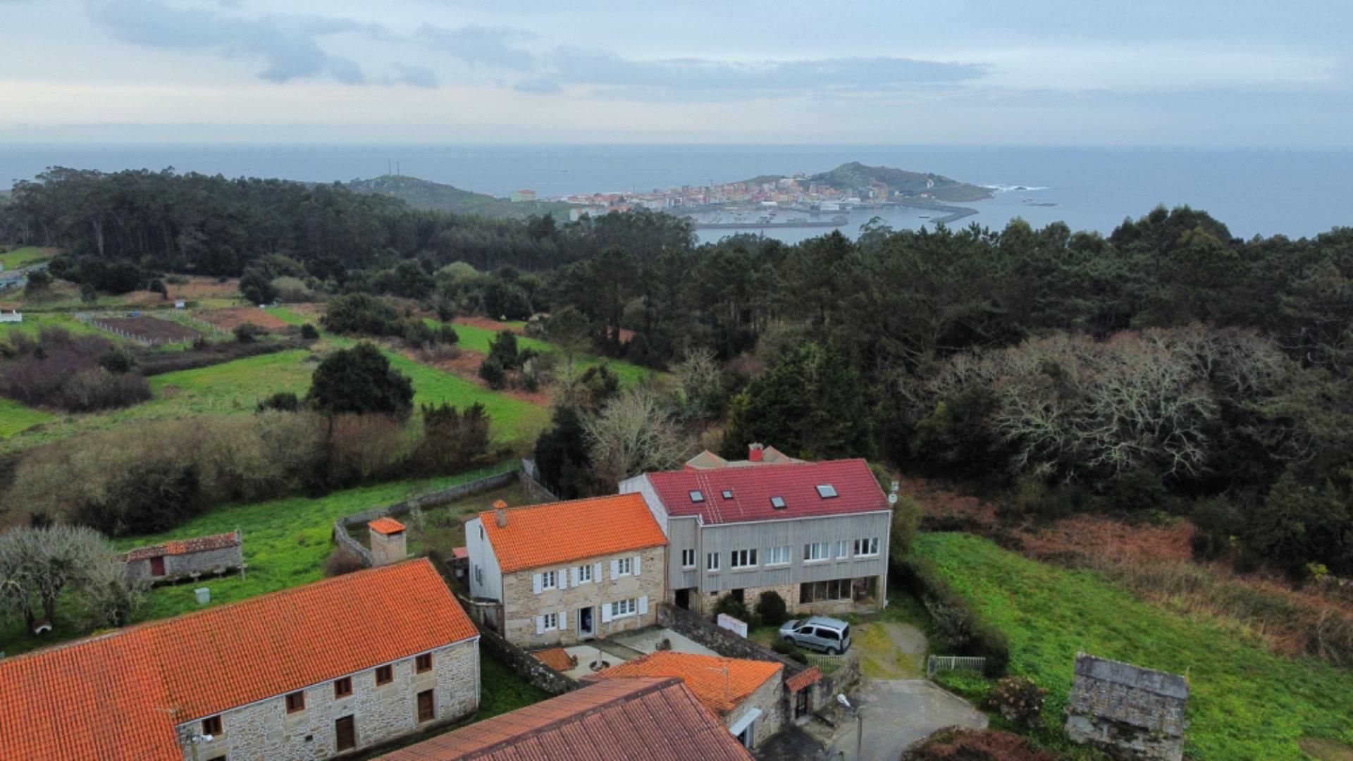 Vista exterior de Casa o xalet en venda en Muxía amb Jardí privat, Terrassa i Traster