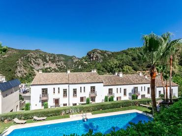 Adossat amb balcó de lloguer a Benahavís pueblo
