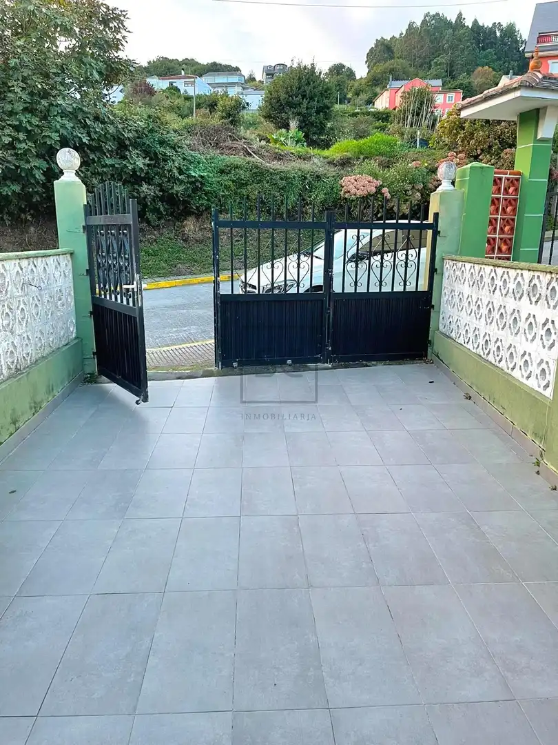 Aparcament de Casa adosada en venda en Mañón amb Moblat i Balcó