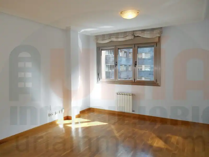 Schlafzimmer von Wohnung zur Miete in Oviedo  mit Heizung, Abstellraum und Ofen