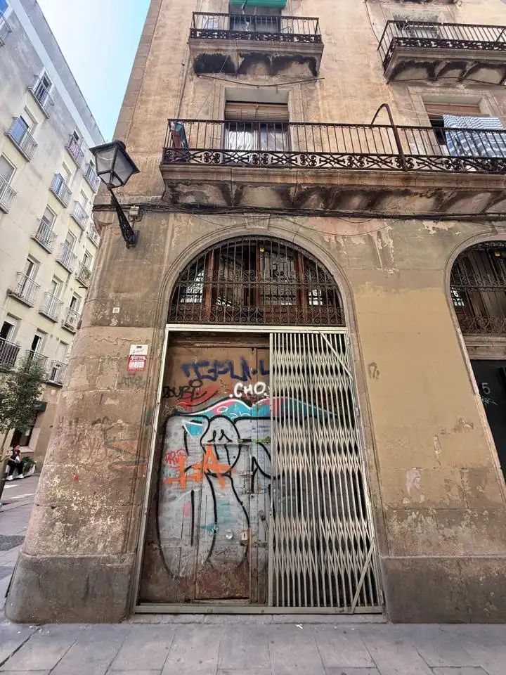 Vista exterior de Local en venda en Barcelona