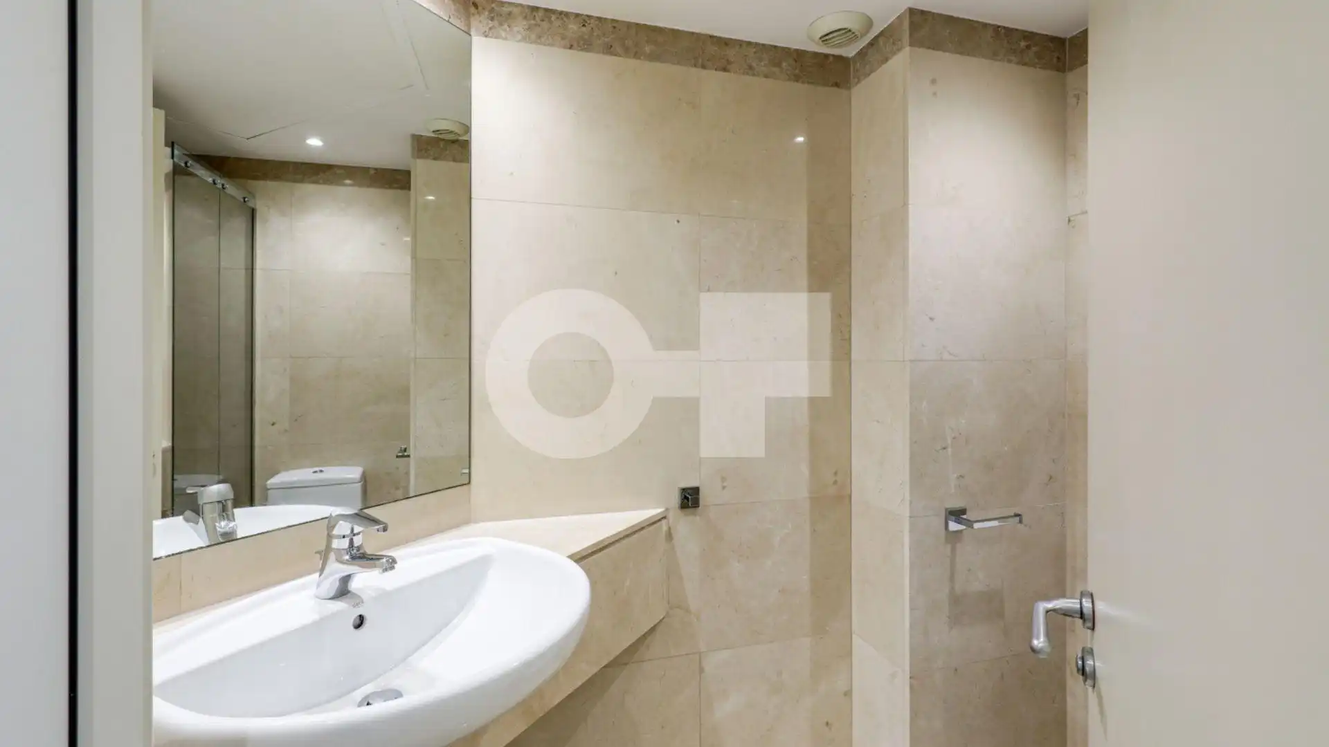 Badezimmer von Wohnungen zum Verkauf in Barcelona mit Heizung, Terrasse und Abstellraum