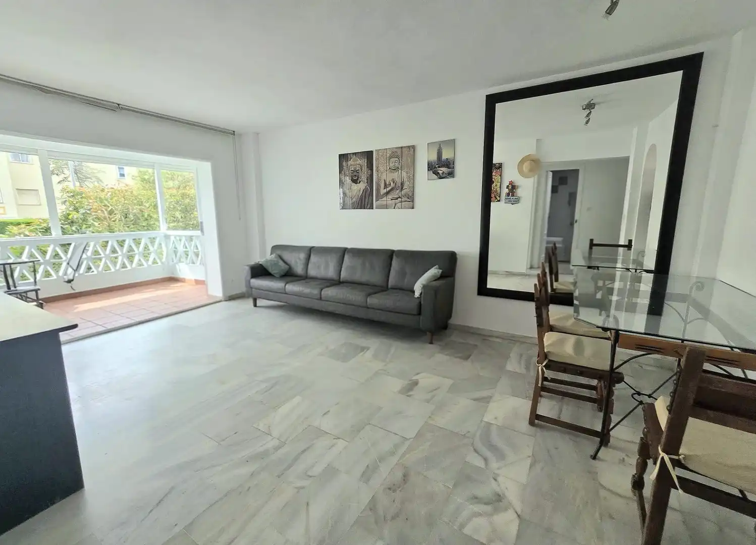 Sala de estar de Piso en venta en Torremolinos con Terraza, Amueblado y Piscina comunitaria