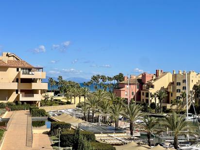 Vista exterior de Apartament en venda en Sotogrande amb Aire condicionat, Terrassa i Traster