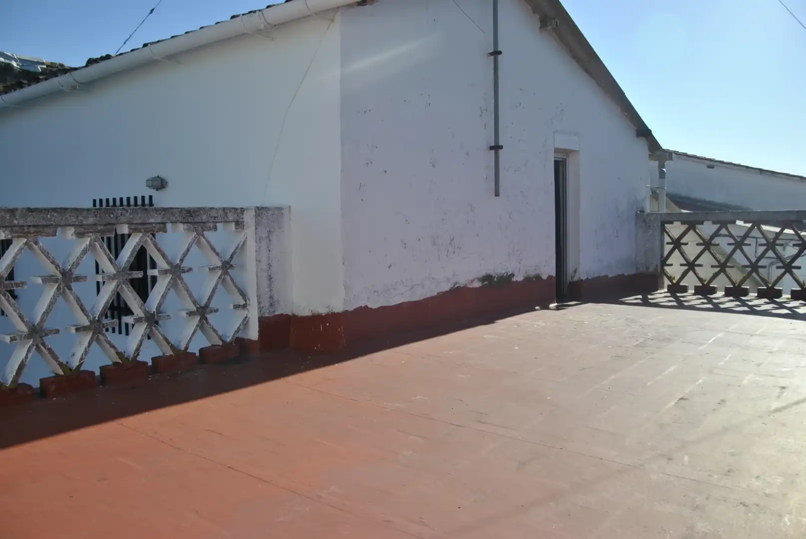 Außenansicht von Einfamilien-Reihenhaus zum Verkauf in Tejeda de Tiétar mit Heizung, Terrasse und Möbliert