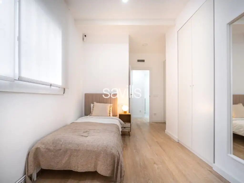 Bedroom of Apartments for sale in Barcelona