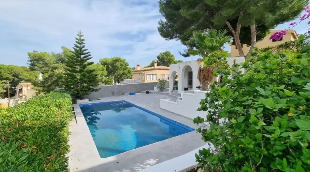 Chalet con piscina en venta en Los Balcones - Los Altos, imagen 5