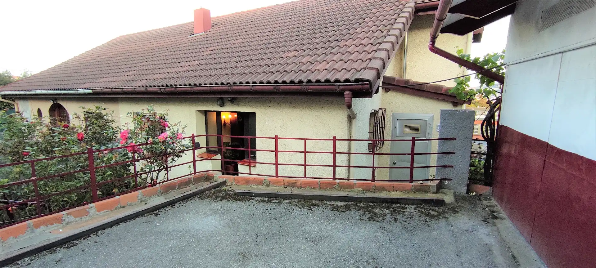 Vista exterior de Casa adosada en venta en Valle de Trápaga-Trapagaran con Calefacción, Jardín privado y Terraza