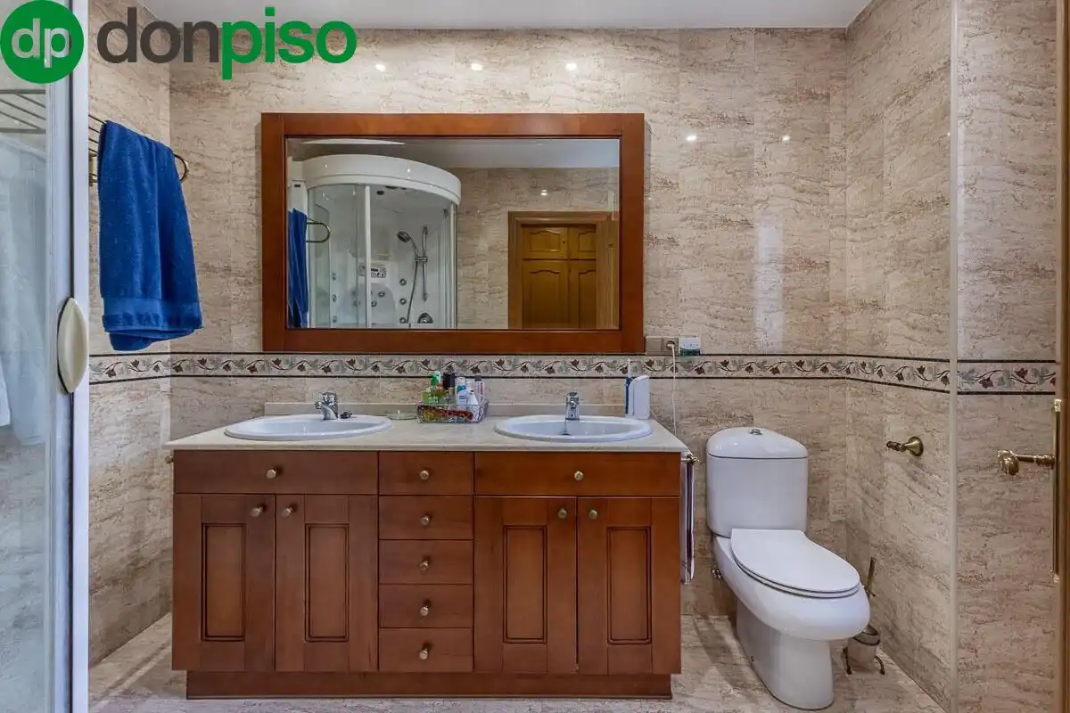 Baño de Casa adosada en venta en Granada con Calefacción, Jardín privado y Terraza