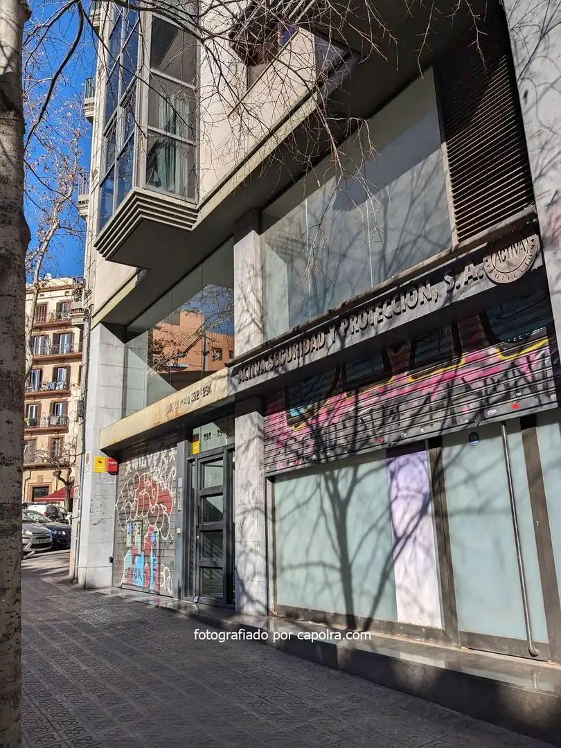 Vista exterior de Oficina en venda en Barcelona amb Aire condicionat i Calefacció