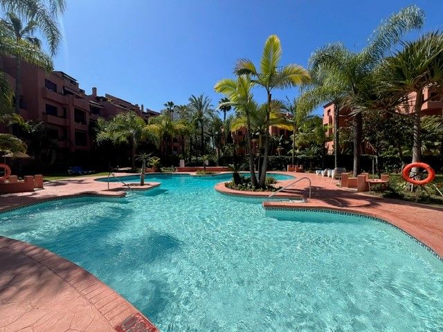 Swimming pool of Flat for sale in Marbella  with Terrace, Swimming Pool and Oven