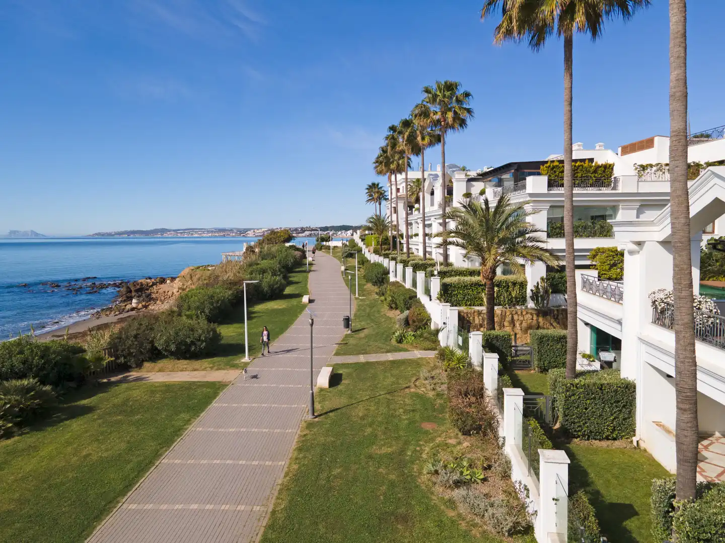 Vista exterior de Planta baja en venta en Estepona con Aire acondicionado, Terraza y Trastero