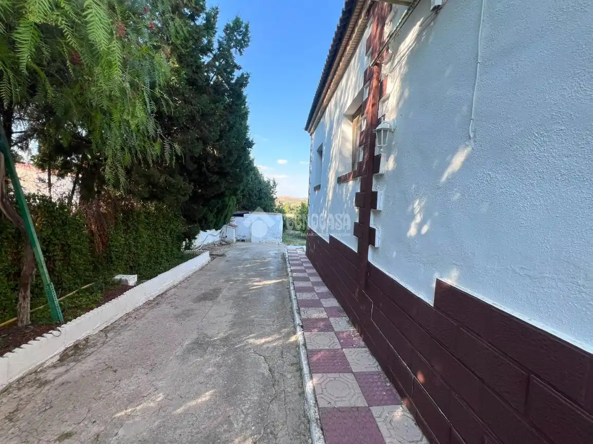 Vista exterior de Casa adosada en venda en Jaén amb Aire condicionat i Piscina