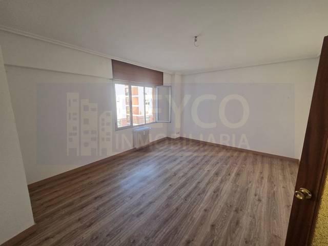 Piso en Venta en Avenida Perez Galdos en Juzgados