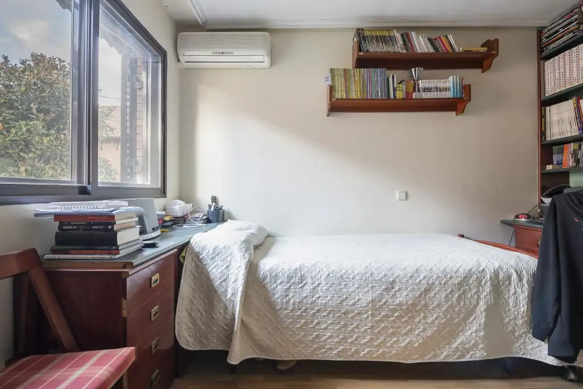 Habitación de Casa adosada en venta en Madrid con Aire acondicionado, Calefacción y Jardín privado