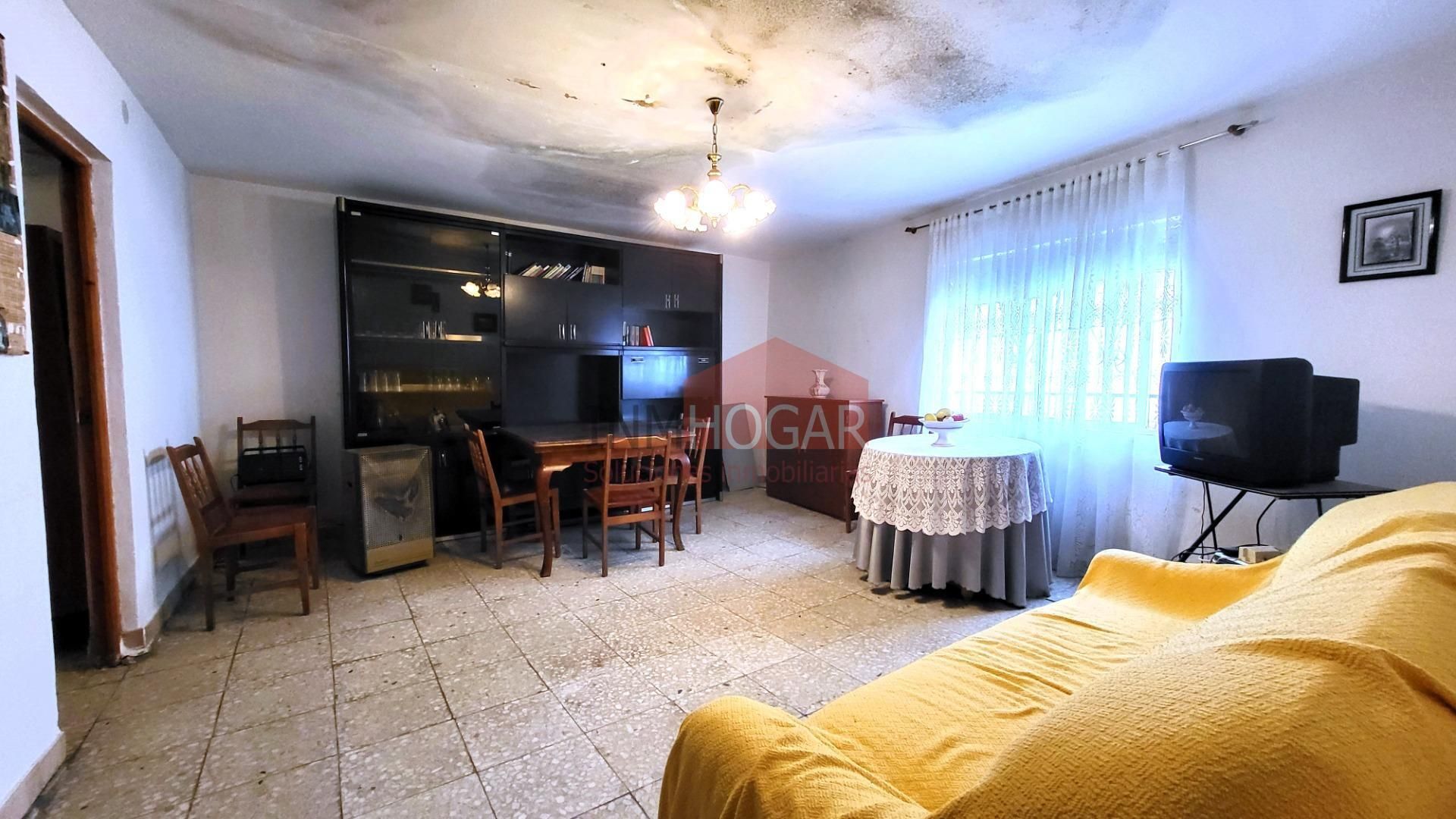 Sala d'estar de Casa o xalet en venda en Muñana amb Calefacció, Jardí privat i Terrassa