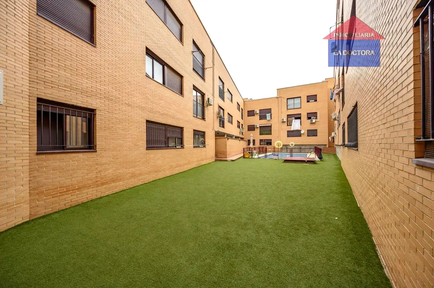 Vista exterior de Piso en venta en Las Ventas de Retamosa con Piscina comunitaria