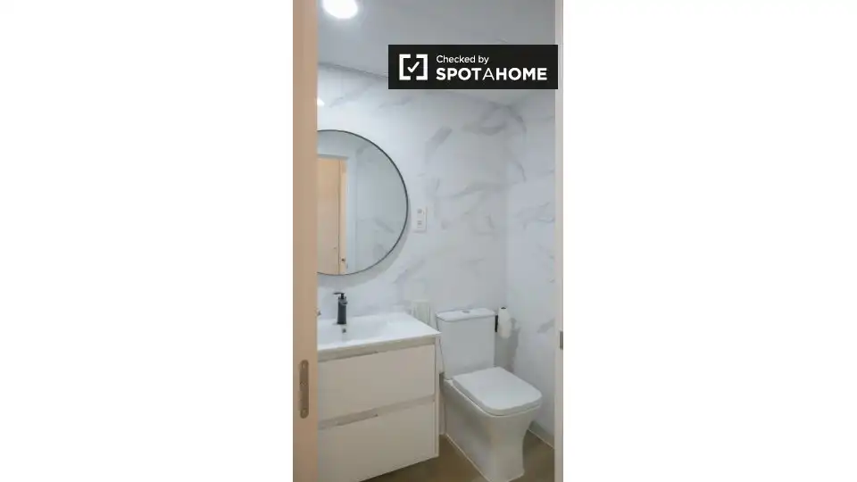 Bathroom of Flat for rent in Madrid  with Air Conditioner, Heating and Furnished