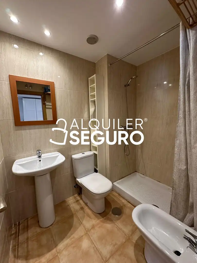 Bathroom of Flat for rent in Madrid  with Air Conditioner, Heating and Terrace
