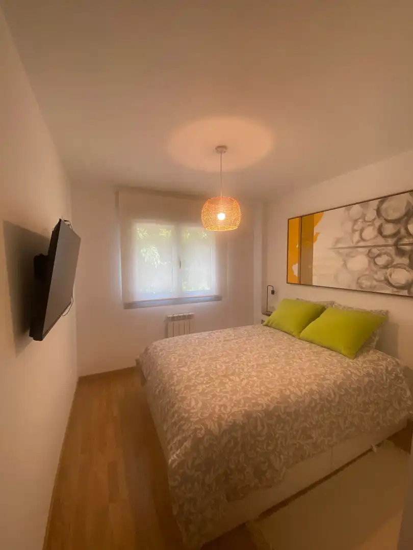 Dormitori de Apartament en venda en Viveiro amb Calefacció, Traster i Moblat