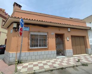 Vista exterior de Casa o xalet en venda en La Línea de la Concepción amb Aire condicionat