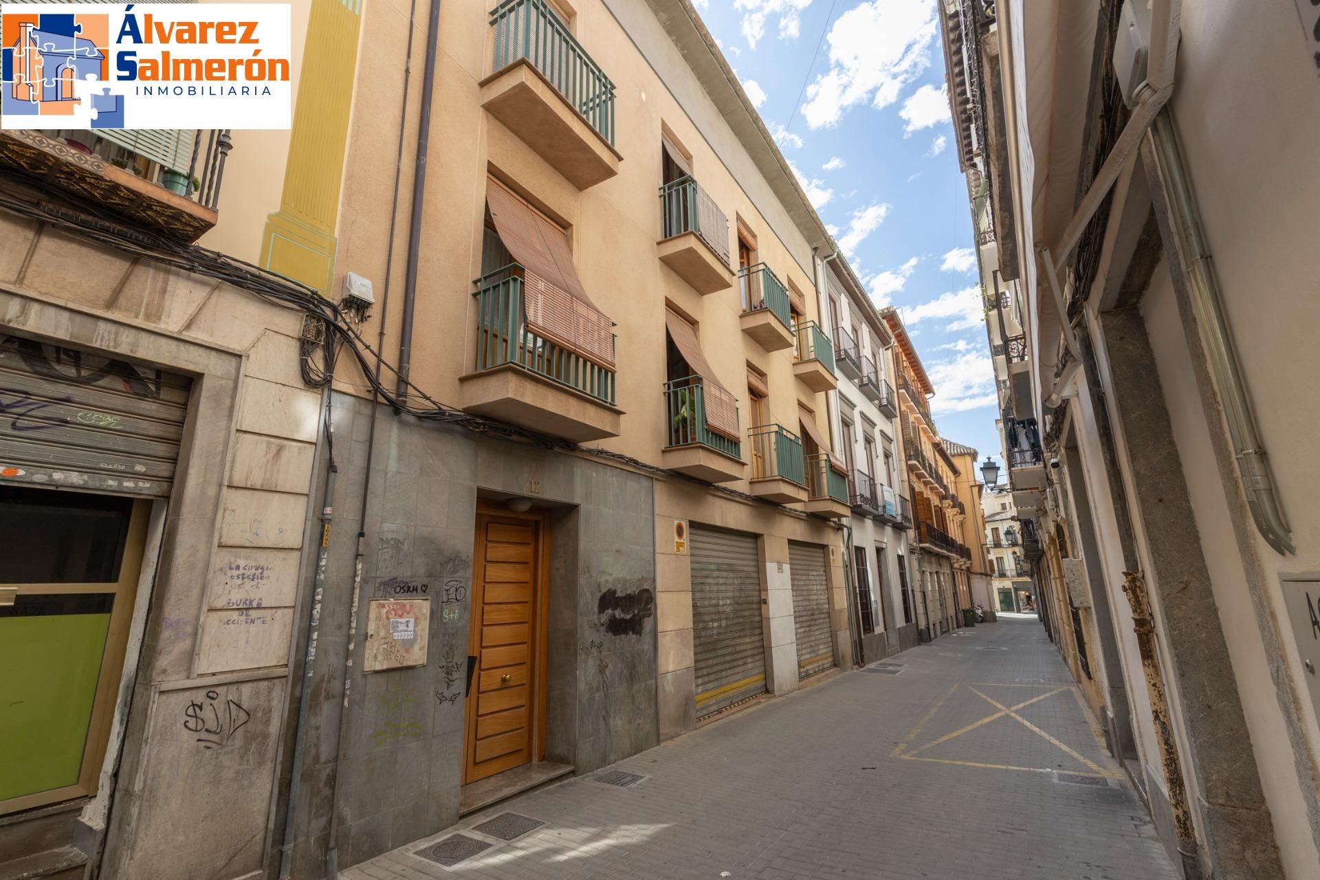 Vista exterior de Pis en venda en  Granada Capital amb Calefacció i Balcó