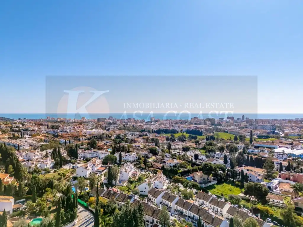 Vista exterior de Casa o xalet en venda en Mijas amb Aire condicionat, Jardí privat i Terrassa