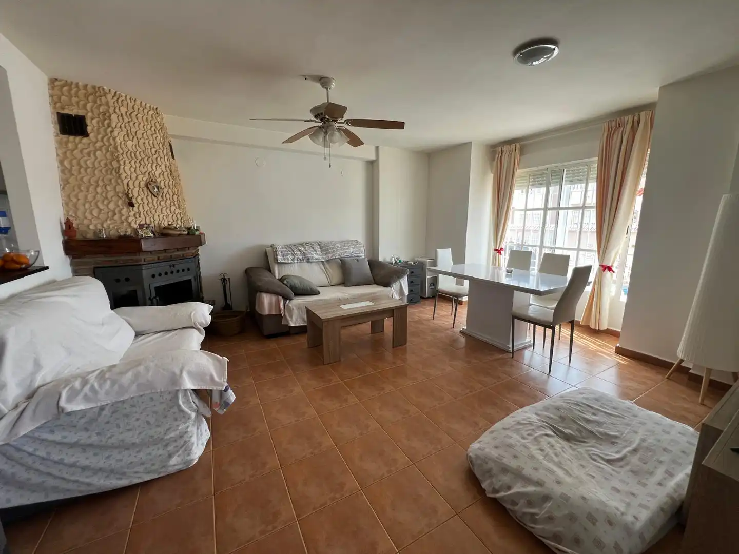Sala d'estar de Casa adosada en venda en Vélez-Málaga amb Terrassa, Traster i Piscina comunitària