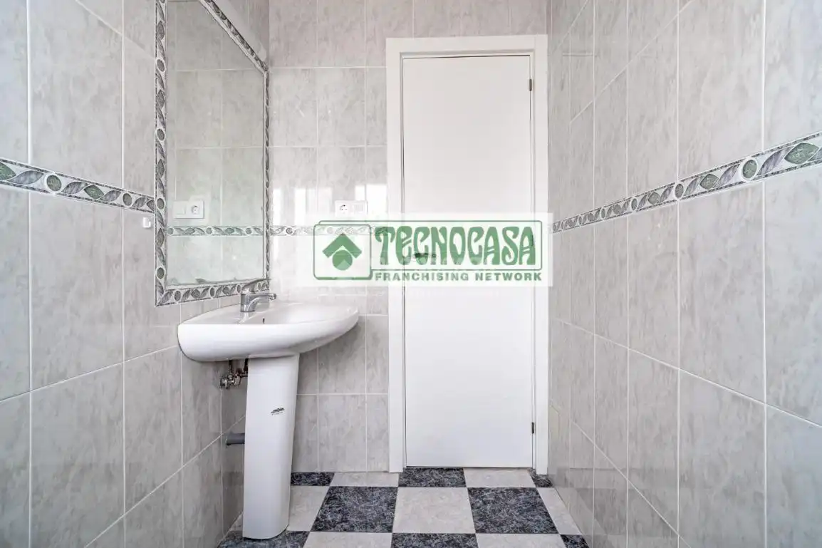 Bathroom of Flat for sale in Granada  with Air Conditioner, Heating and Terrace