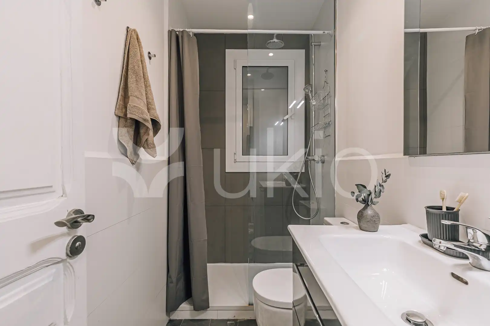 Badezimmer von Wohnungen zur Miete in Barcelona mit Klimaanlage, Heizung und Möbliert