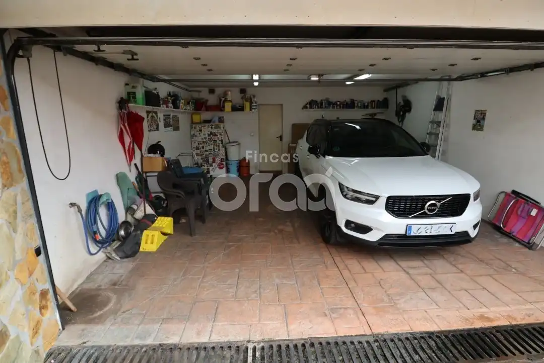 Aparcament de Casa adosada en venda en Abanto y Ciérvana-Abanto Zierbena amb Calefacció, Jardí privat i Terrassa