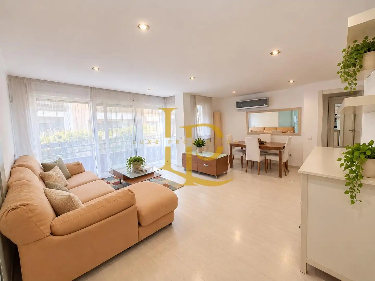 Living room of Flat for sale in Cerdanyola del Vallès  with Air Conditioner, Heating and Oven