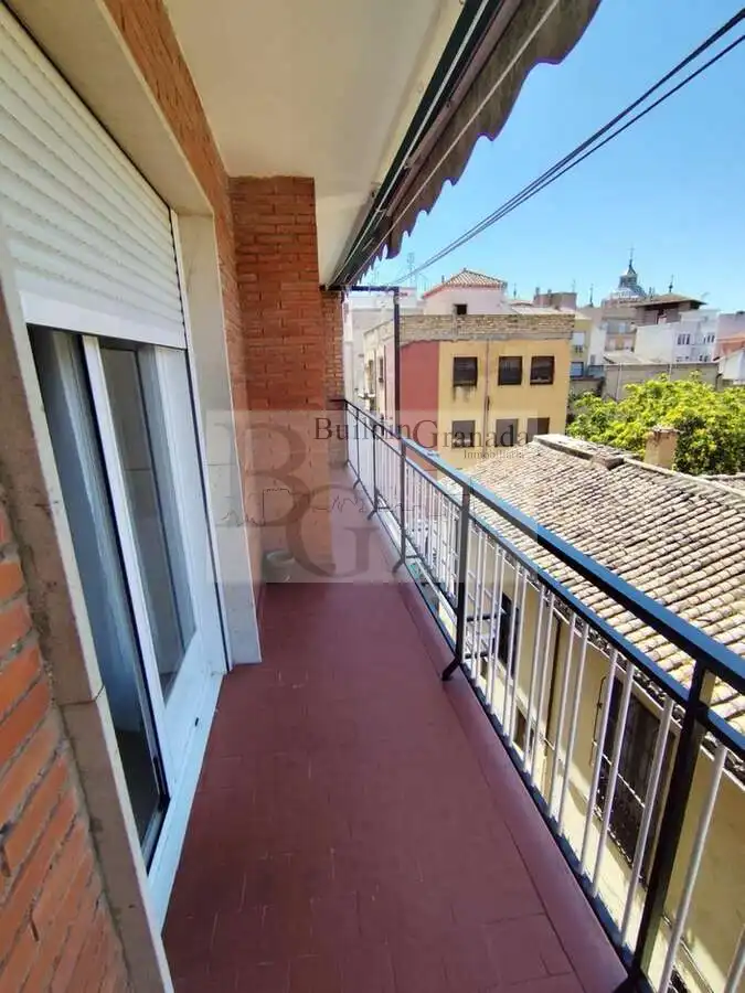 Vista exterior de Pis de lloguer en Granada amb Calefacció, Terrassa i Moblat