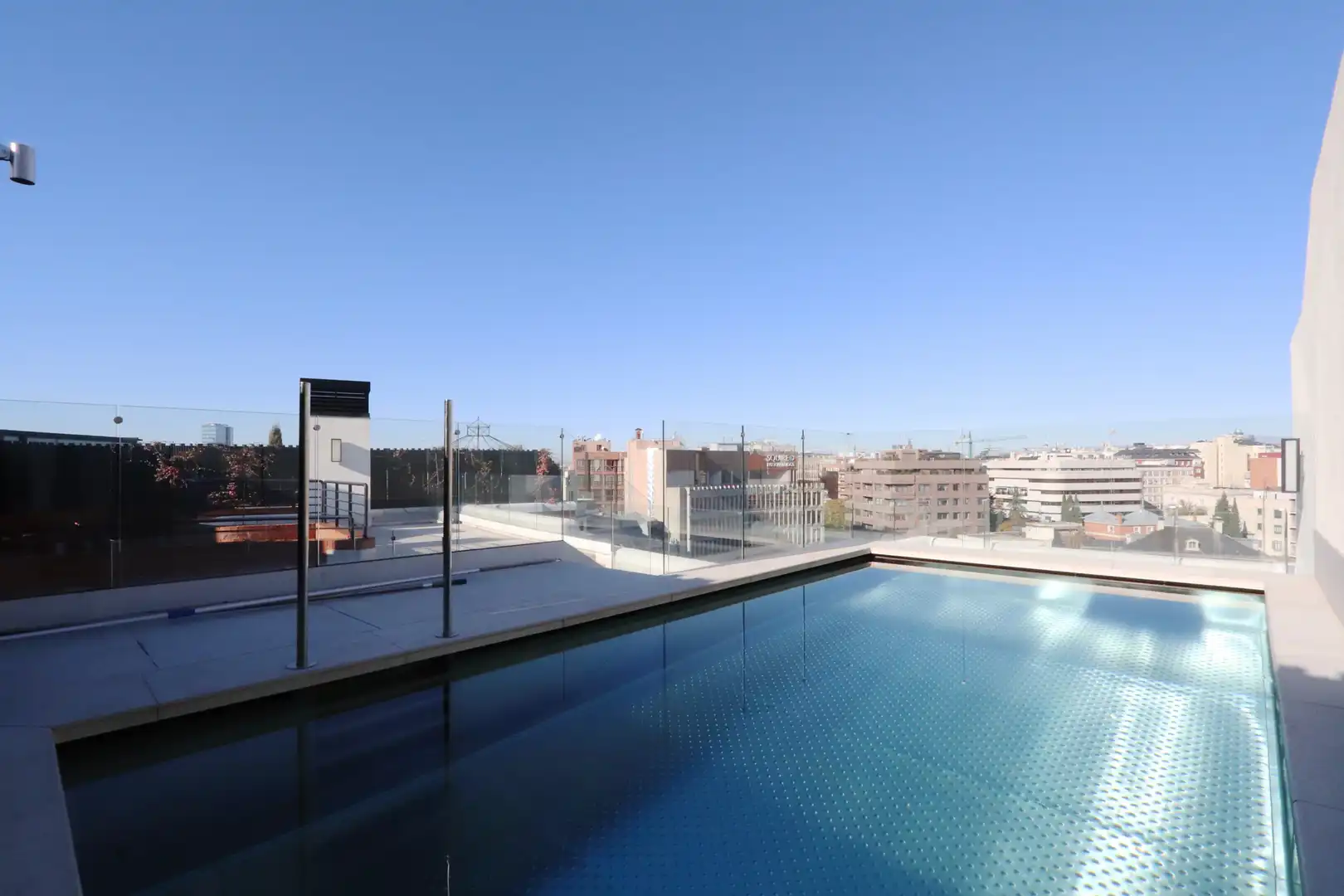 Piscina de Ático en venta en Madrid con Aire acondicionado, Calefacción y Jardín privado