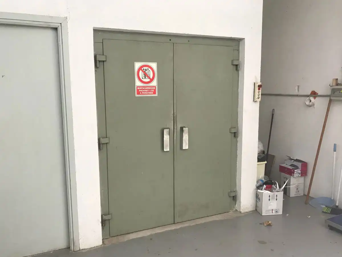 Industrial buildings for sale in Centre